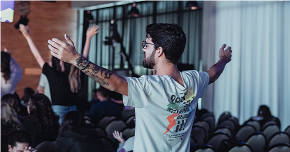 Alumno participando en un momento de adoración